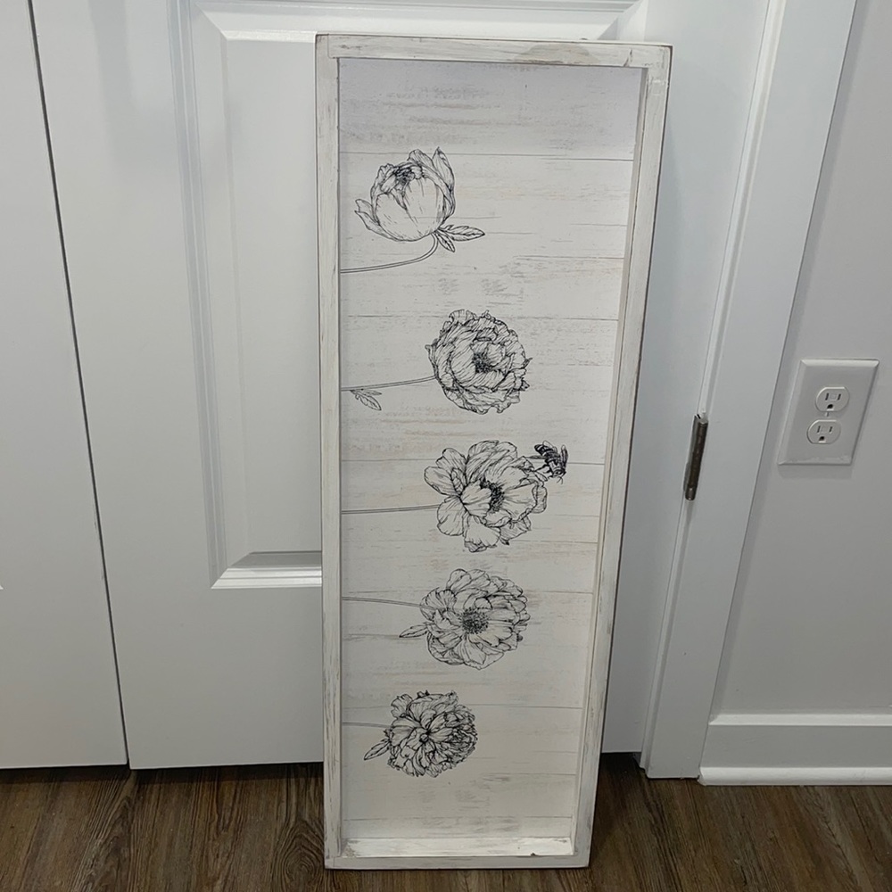 Home Decor with flowers and bee 🐝 White washed wood Modern Farmhouse